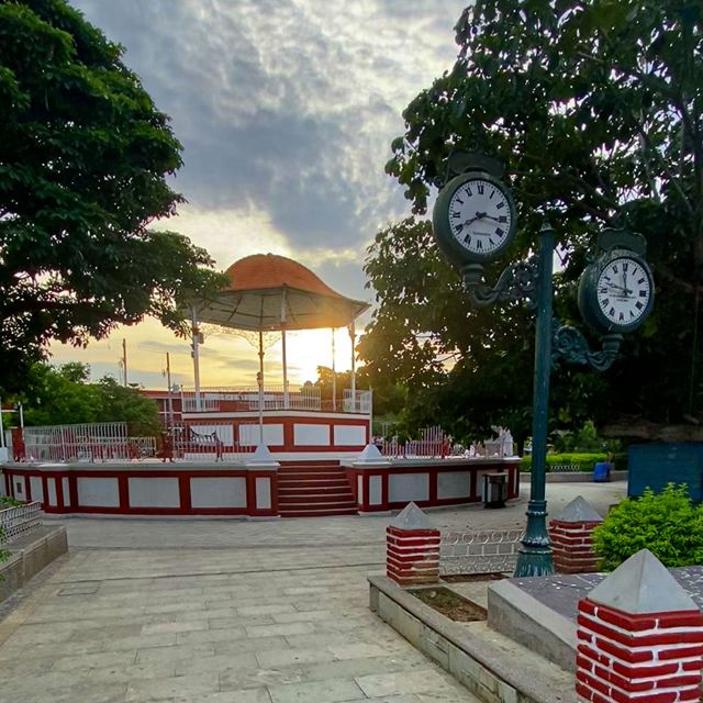 Kiosco y relojes del Parque Bigarí al atardecer
