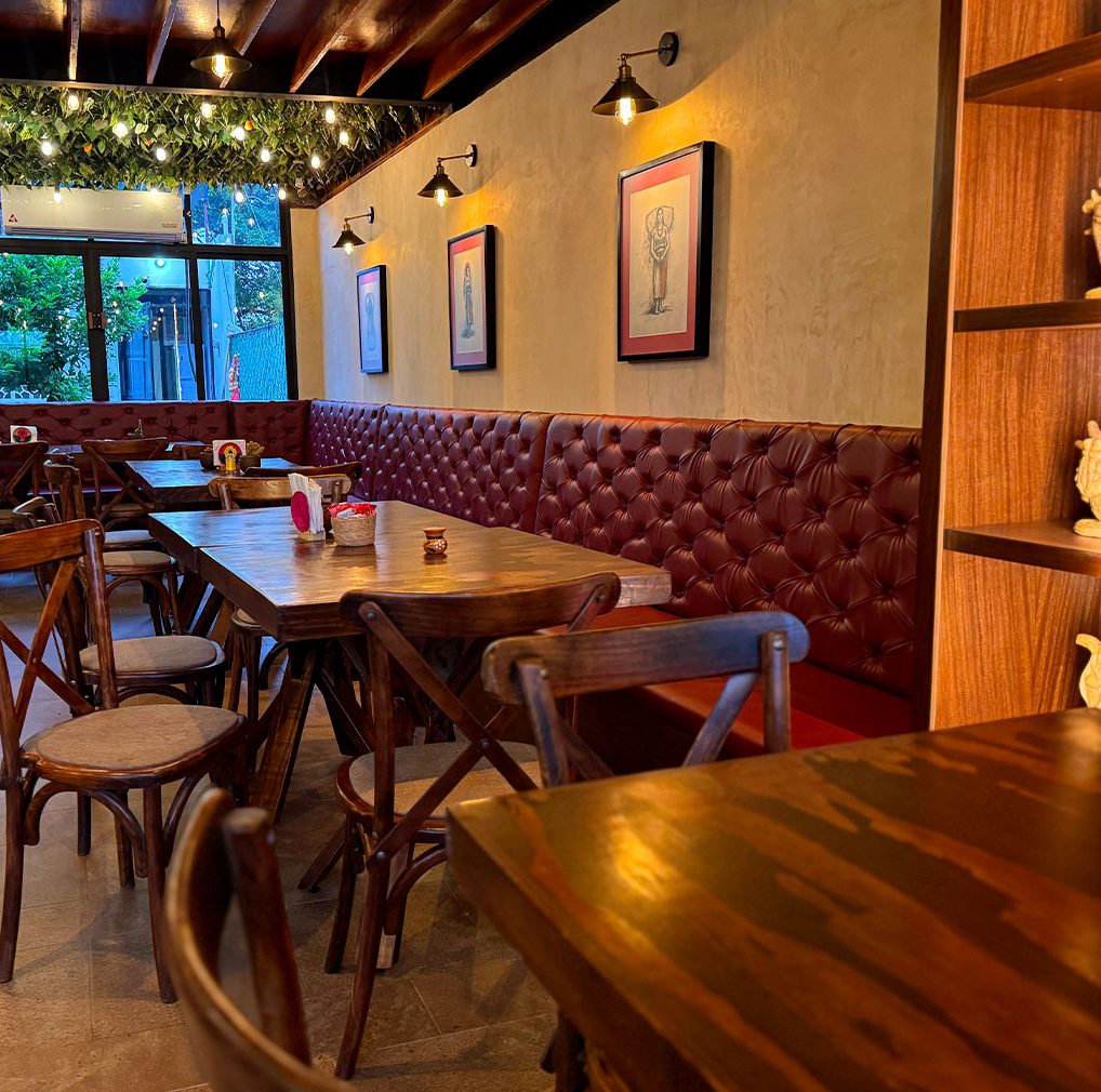 Salón principal con bancas tapizadas y luces cálidas